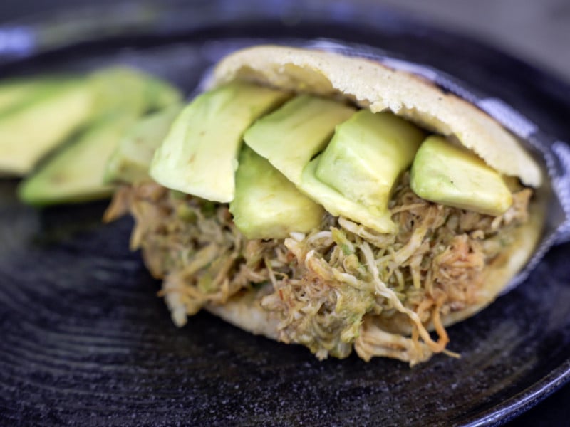 O local oferece arepas, prato de massa de p&atilde;o feito com farinha de milho  Foto: T&Acirc;NIA MEINERZ/JC