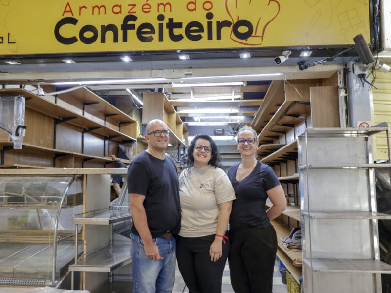 Telmo Kade, Carolina Kader e  D&eacute;bora Cristina Rosa Kader est&atilde;o &agrave; frente do Armaz&eacute;m do Confeiteiro Foto: T&Acirc;NIA MEINERZ/JC