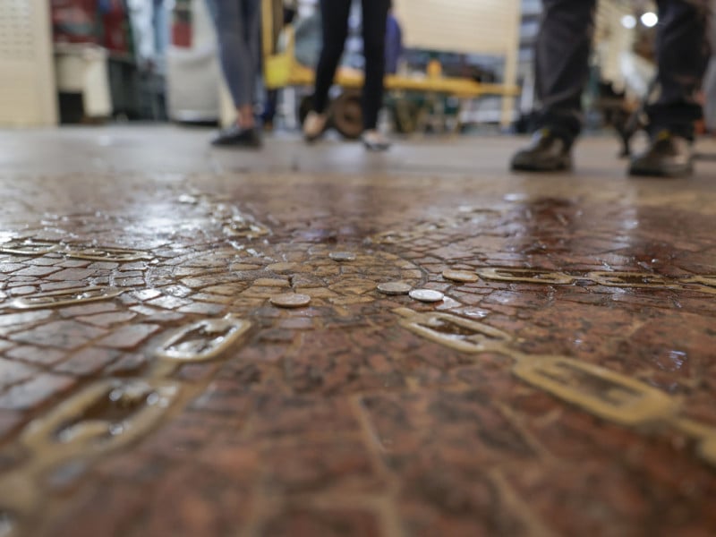 Moedas deixadas para o Bar&aacute; do Mercado  Foto: T&Acirc;NIA MEINERZ/JC