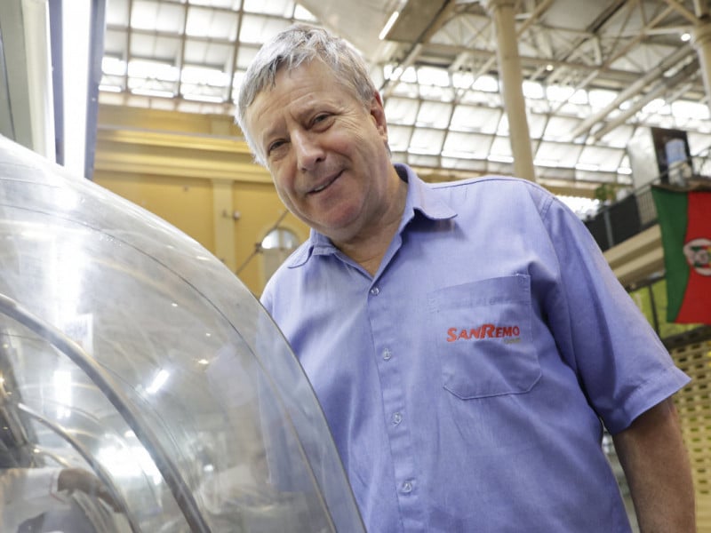 Valdir Sauer, propriet&aacute;rio do a&ccedil;ougue San-Remo, se prepara para retomar as atividades na sexta-feira (21) Foto: T&Acirc;NIA MEINERZ/JC