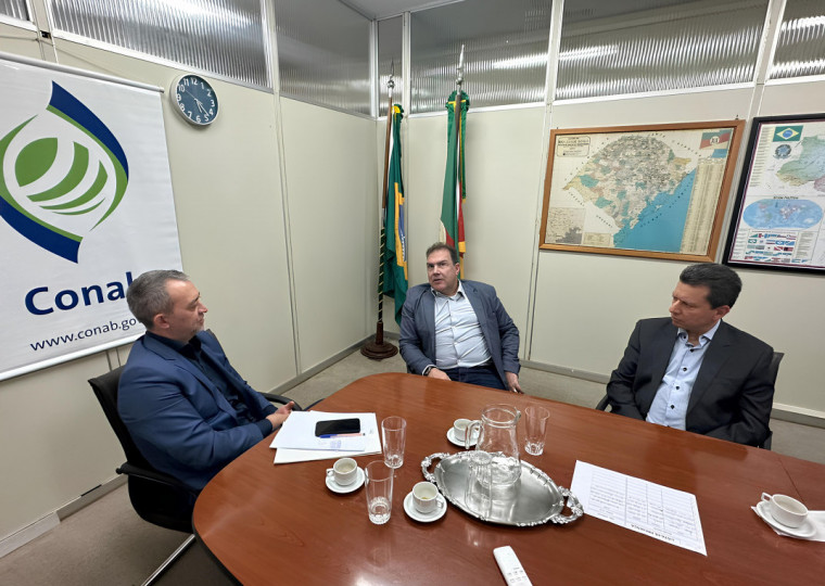 Pretto (E) recebeu Elton Doeler e Eduardo Coradini, da Abiarroz, para tratar da cadeia do cereal