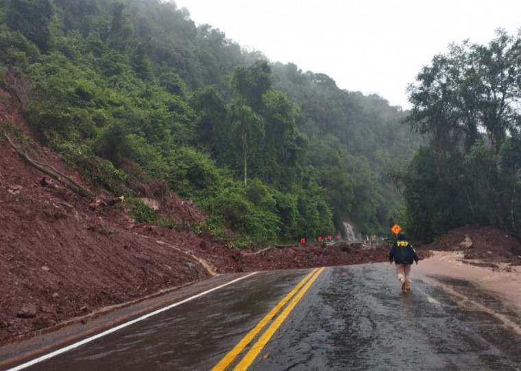 No meio da tarde de domingo, a Polícia Rodoviária Federal bloqueou a BR-116 em dois pontos.
