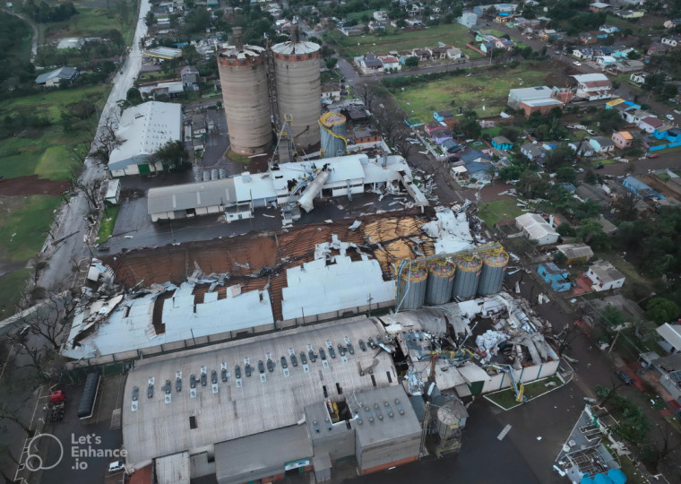 Cerca de 180 mil sacos de soja que estavam estocadas nos armazéns ficaram sob os escombros 