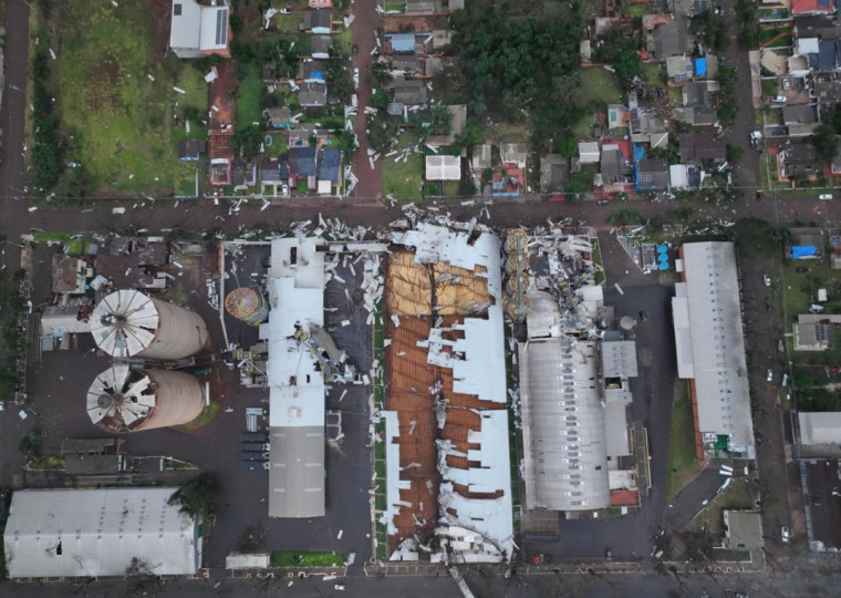 Evento provocou o destelhamento de prédios residenciais e comerciais