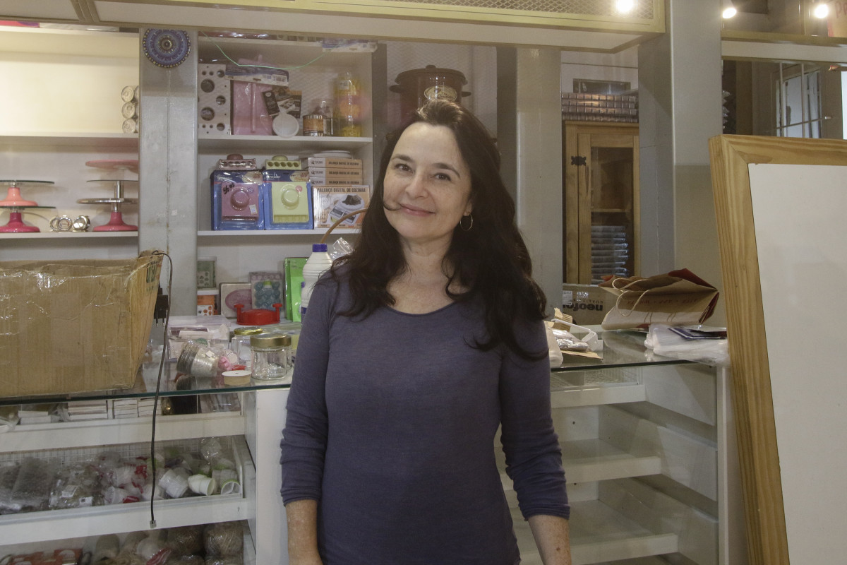 //www.jornaldocomercio.com/_midias/jpg/2024/06/17/206x137/1_240617_2f_1500_tw_merc_e_rodo__59_-10610385.jpg', 'id_midia_tipo':'2', 'id_tetag_galer':'', 'id_midia':'667098986f5cb', 'cd_midia':10610385, 'ds_midia_link': 'https://www.jornaldocomercio.com/_midias/jpg/2024/06/17/240617_2f_1500_tw_merc_e_rodo__59_-10610385.jpg', 'ds_midia': 'Adriana Kauer, dona da Comercial Martini, no Mercado Público de Porto Alegre.', 'ds_midia_credi': 'THAYNÁ WEISSBACH/JC', 'ds_midia_titlo': 'Adriana Kauer, dona da Comercial Martini, no Mercado Público de Porto Alegre.', 'cd_tetag': '58', 'cd_midia_w': '1200', 'cd_midia_h': '800', 'align': 'Left'}