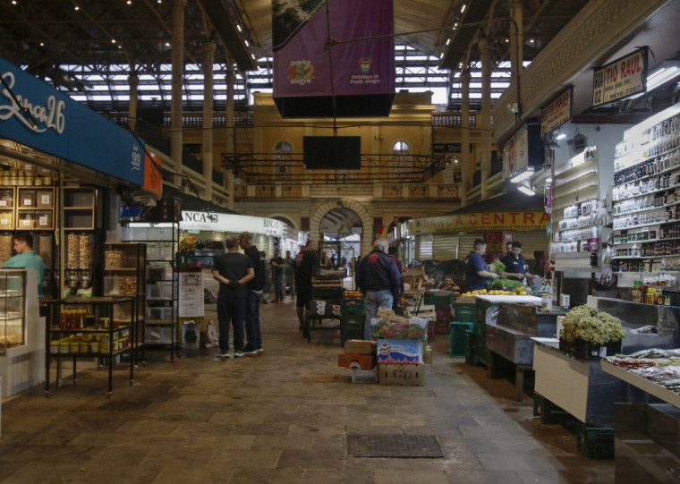 Área central do Mercado Público ficou movimentada um dia antes da reabertura com mais lojasis 