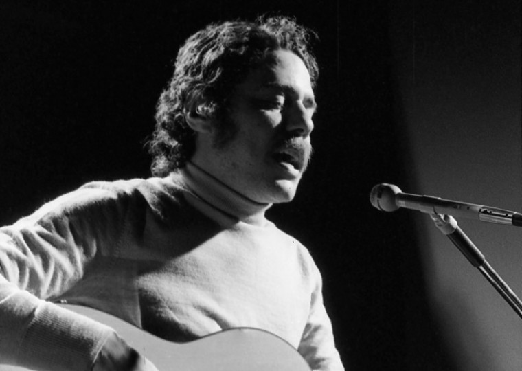 Emissoras terão 24h de programação sobre o artista