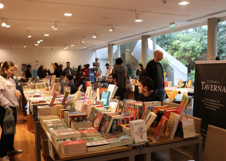 Durante os três dias de evento com entrada franca, o público comprou diretamente de livreiros, editoras, autores e sebos gaúchos afetados direta ou indiretamente pelas enchentes