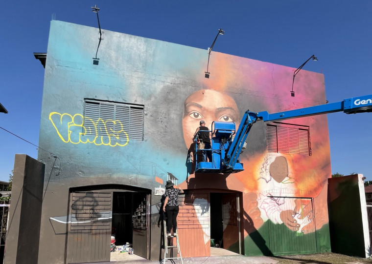 Artistas se uniram para uma grafitagem de 100m2 na fachada da Casa da Cultura Hip Hop de Esteio, como homenagem aos voluntários e profissionais que serviram nos resgates e reconstrução do estado