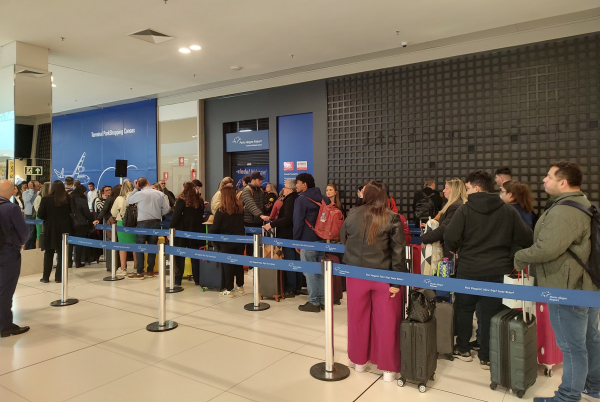 {'nm_midia_inter_thumb1':'https://www.jornaldocomercio.com/_midias/jpg/2024/06/17/206x137/1_minuto_varejo_shopping_parkshopping_canoas_movimento_terminal_passageiros_jornal_do_comercio4-10608779.jpg', 'id_midia_tipo':'2', 'id_tetag_galer':'', 'id_midia':'667071662d739', 'cd_midia':10608779, 'ds_midia_link': 'https://www.jornaldocomercio.com/_midias/jpg/2024/06/17/minuto_varejo_shopping_parkshopping_canoas_movimento_terminal_passageiros_jornal_do_comercio4-10608779.jpg', 'ds_midia': 'Minuto Varejo - ParkShopping Canoas - terminal tempor&aacute;rio de passageiros - voos - aeroporto de porto alegre = base a&eacute;rea de canoas - shopping center  bagagens - fila', 'ds_midia_credi': 'PARKSHOPPING CANOAS/DIVULGA&Ccedil;&Atilde;O/JC', 'ds_midia_titlo': 'Minuto Varejo - ParkShopping Canoas - terminal tempor&aacute;rio de passageiros - voos - aeroporto de porto alegre = base a&eacute;rea de canoas - shopping center  bagagens - fila', 'cd_tetag': '58', 'cd_midia_w': '1200', 'cd_midia_h': '804', 'align': 'Left'}