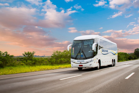 Ônibus com paradas na porta de condomínios do Litoral começa a operar