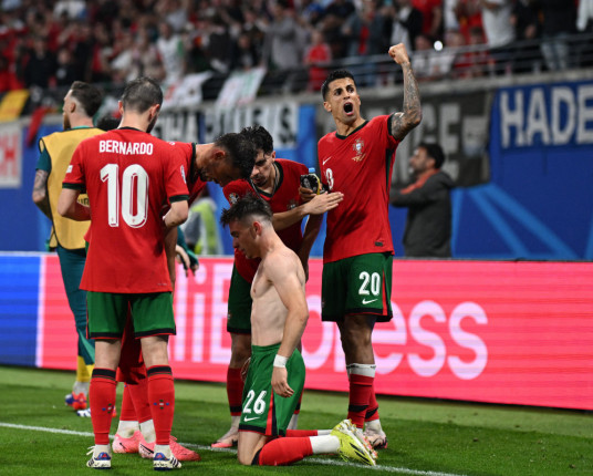 Portugal faz gol salvador no fim e vence em dia de recordes e CR7 apagado