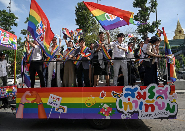 Comunidade LGBTQIA+ foi às ruas para comemorar a aprovação no Senado 