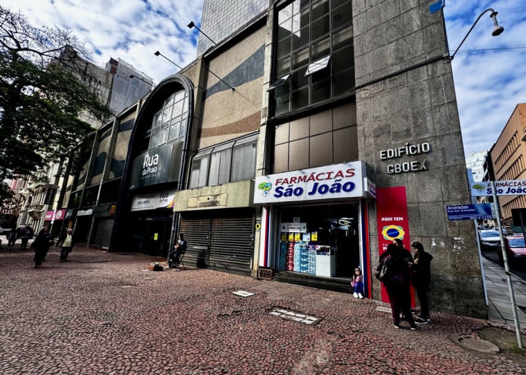Rua da Praia está fechado desde 3 de maio; a farmácia, na esquina, funciona com gerador próprio
