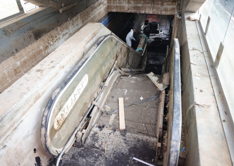 Imagem mostra o cenário enfrentando no início do processo de limpeza, há duas semanas