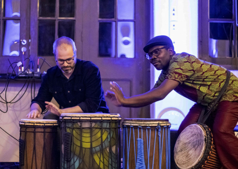 Felipe Merker Castellani e Loua Pacôm Olai tocam na Fundação Ecarta