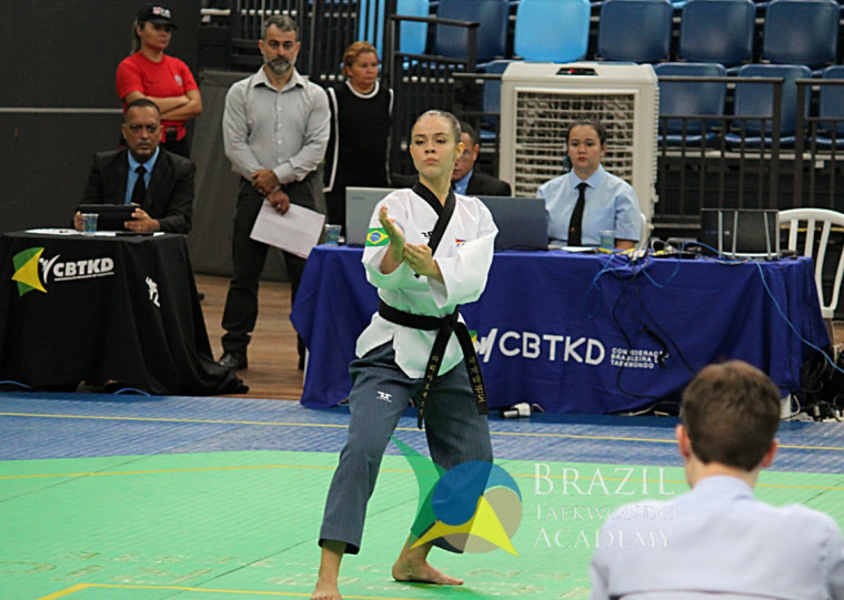 Larissa foi campeã nas categorias individuais sub 30 e freestyle acima de 17 anos no Grand Slam 