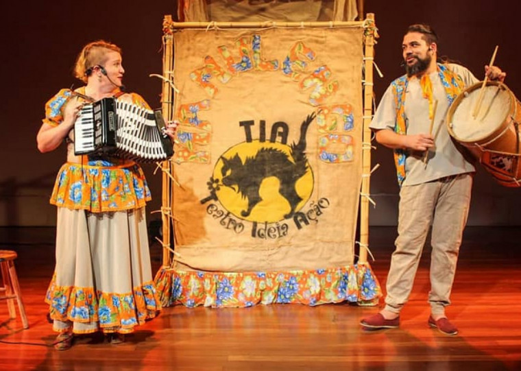 As Gineteadas do Valente Toninho Corre Mundo na Estância de Cidão Dornelles é um espetáculo para todas as idades sobre as peripécias de um personagem tentando emprego como domador de cavalos