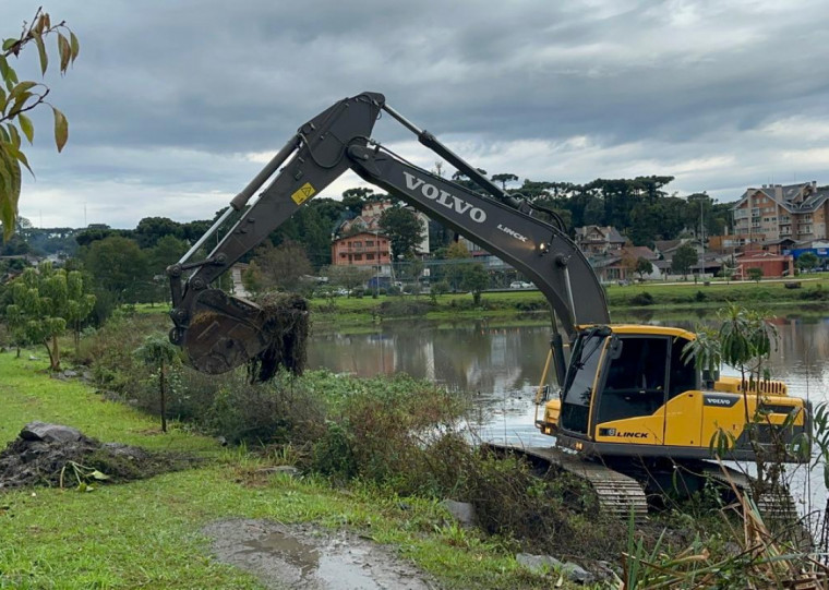 Servi&ccedil;o &eacute; feito com maquin&aacute;rio no local para remover os res&iacute;duos