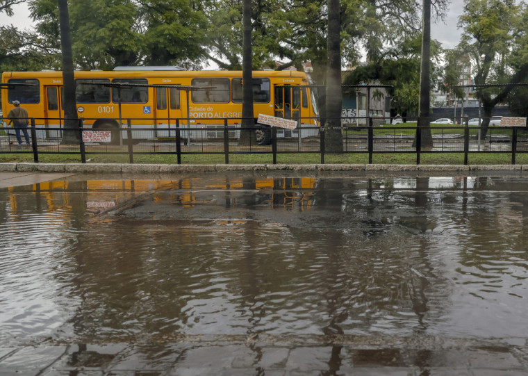A chuva intensa durante a noite provoca pontos de acúmulo de água