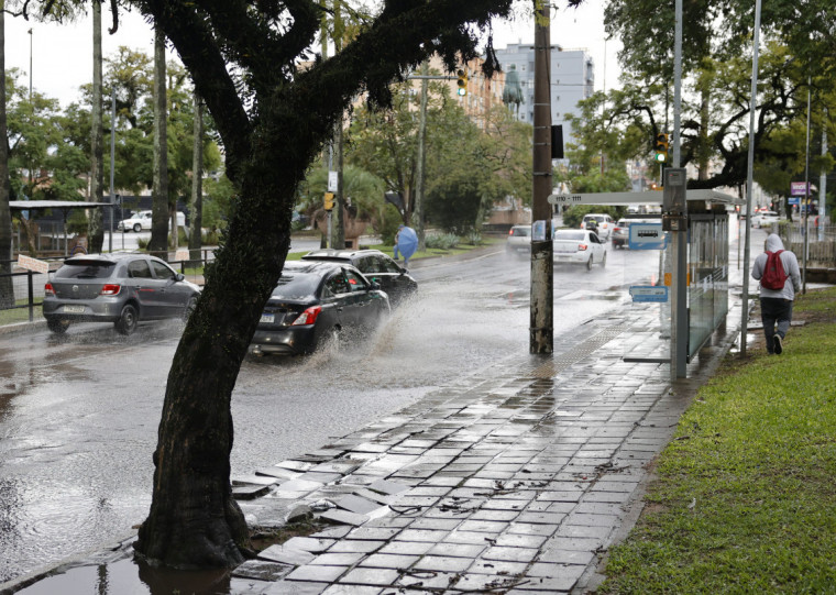 Tempestades, acompanhadas de granizo, raios e ventos fortes, são esperadas, especialmente na segunda metade do mês