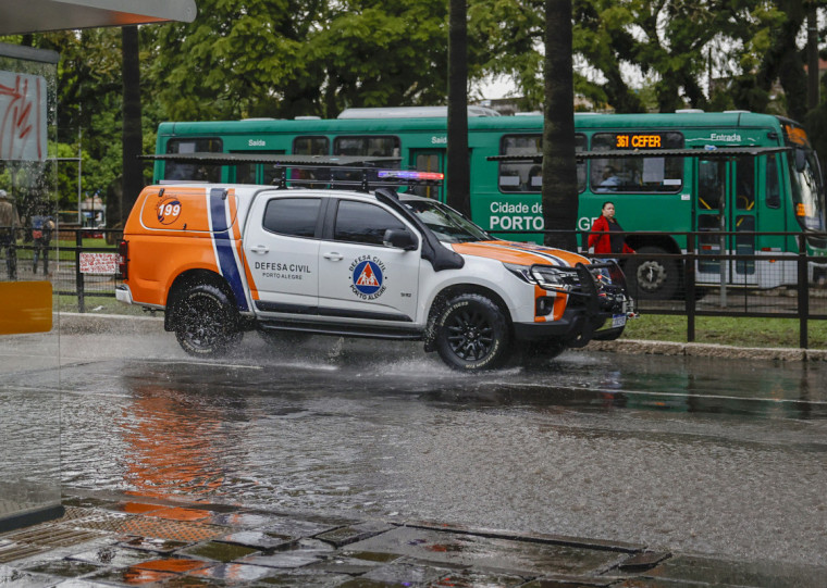 Em Porto Alegre, a chuva causa alagamentos em diversas vias