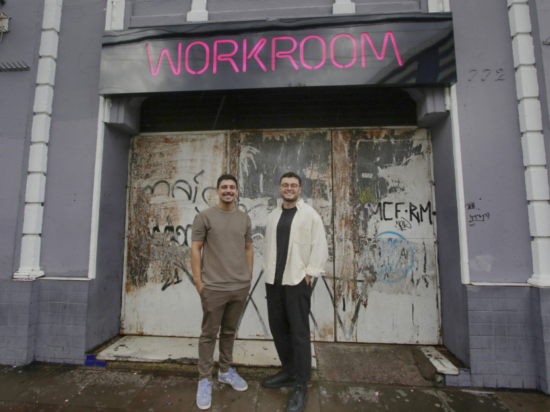 Rodrigo Kras Borges e Guilherme Galv&atilde;o s&oacute;cios do bar Workroom, que abrir&aacute; em novo endere&ccedil;o Foto: THAYN&Aacute; WEISSBACH/JC