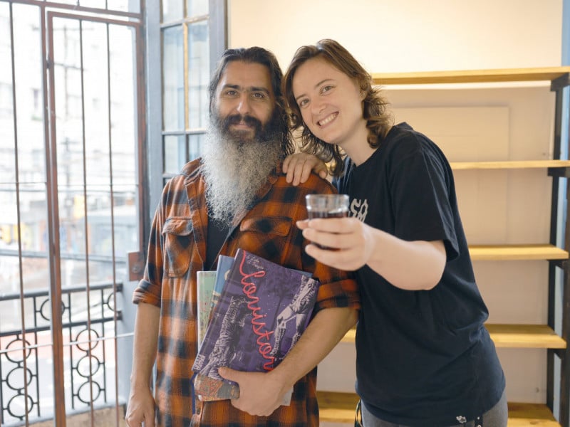 Sandro e Samanta são os fundadores da Editora Brasa, novidade na rua José do Patrocínio, nº 611 Foto: TÂNIA MEINERZ/JC