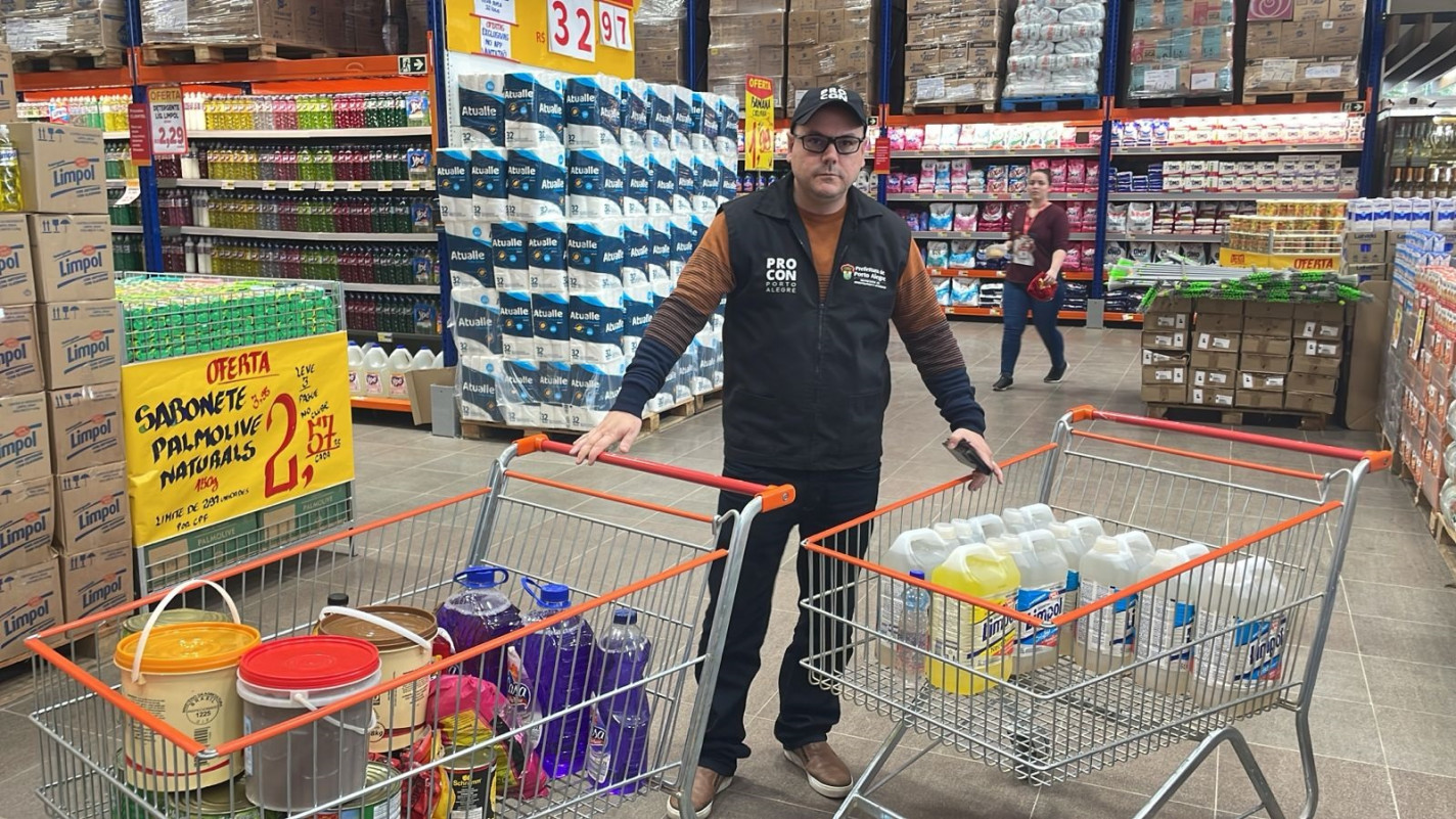 {'nm_midia_inter_thumb1':'https://www.jornaldocomercio.com/_midias/jpg/2024/06/19/206x137/1_minuto_varejo_atacarejo_mercadoria_adulterada_enchente_vantajao_jornal_do_comercio-10614347.jpg', 'id_midia_tipo':'2', 'id_tetag_galer':'', 'id_midia':'66730631a4c96', 'cd_midia':10614347, 'ds_midia_link': 'https://www.jornaldocomercio.com/_midias/jpg/2024/06/19/minuto_varejo_atacarejo_mercadoria_adulterada_enchente_vantajao_jornal_do_comercio-10614347.jpg', 'ds_midia': 'Minuto Varejo - cheias - clima - enchente - atacarejo Vantajão - Andreazza - apreensão de produtos - lata com ferrugem - impacto água - Porto Alegre - rafael Gonçalves - diretor do procon  ', 'ds_midia_credi': 'PROCON PORTO ALEGRE/DIVULGAÇÃO/JC', 'ds_midia_titlo': 'Minuto Varejo - cheias - clima - enchente - atacarejo Vantajão - Andreazza - apreensão de produtos - lata com ferrugem - impacto água - Porto Alegre - rafael Gonçalves - diretor do procon  ', 'cd_tetag': '58', 'cd_midia_w': '1424', 'cd_midia_h': '801', 'align': 'Left'}