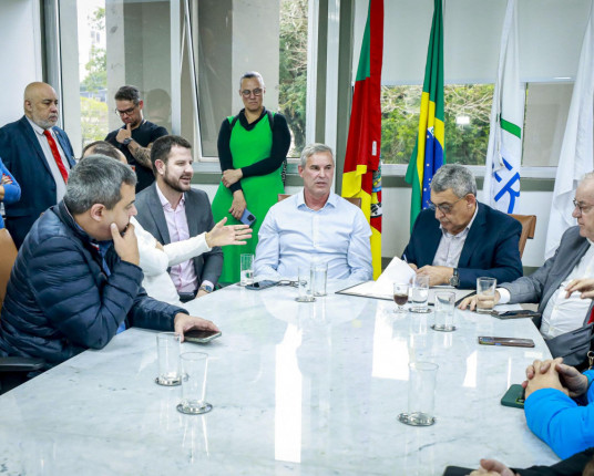 Melo entrega à Câmara projeto para reconstruir Porto Alegre