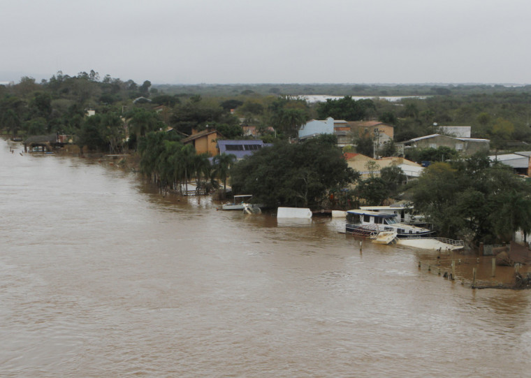 Defesa Civil de Porto Alegre teve ação via fluvial pelas ilhas nesta manhã de domingo 