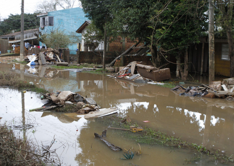 Ao menos 12 mil residências foram inundadas e 900 casas destruídas