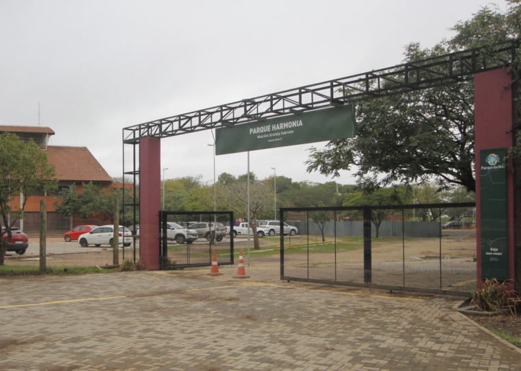 Subestações elétricas, rede de esgoto, ruas e edificações foram prejudicadas pelas cheias