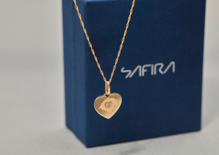 Safira fez pingente de coração em ouro com bandeira do Rio Grande do Sul em uma das faces