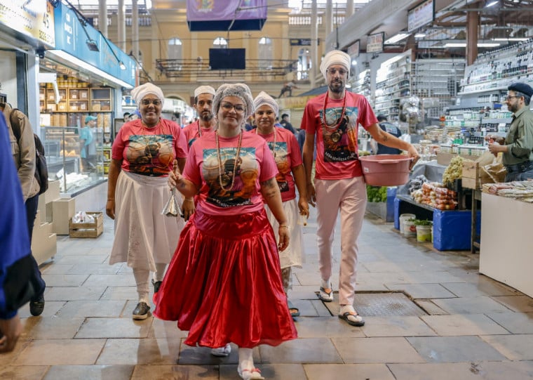 Mãe Melissa de Obá e o grupo de religiosidade afro-brasileira passeou nas alas do Mercado Público