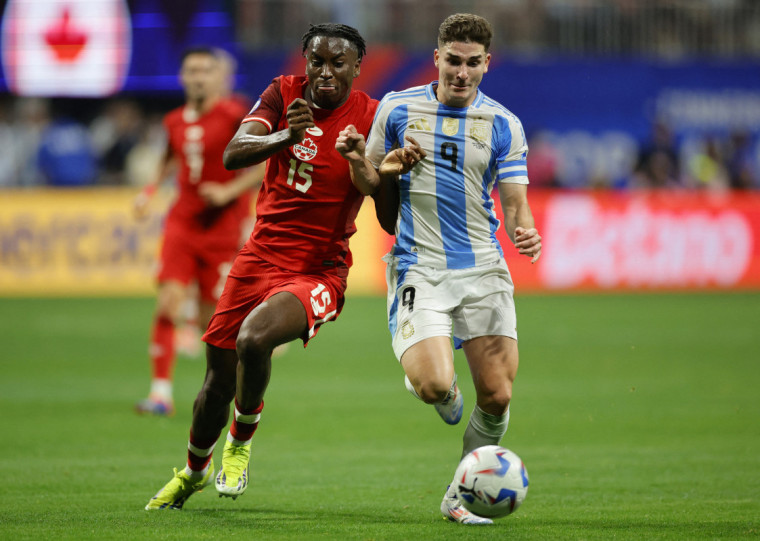 Moise Bombito foi alvo de ataques racistas durante a derrota para a Argentina, na abertura da Copa América