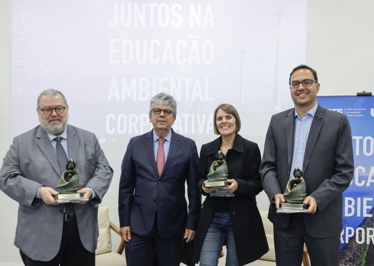 Telmo Flor (CP), Juliana Bublitz (ZH) e Guilherme Kolling (JC) receberam o troféu Líder Sustentável do Ilades, presidido por Marcino Fernandes Rodrigues Junior