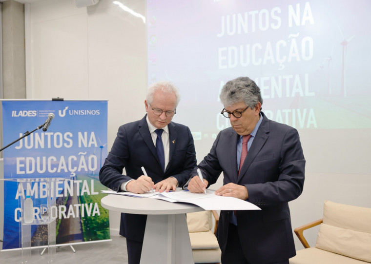 Reitor da Unisinos, Sérgio Mariucci, e o presidente do Ilades, Marcino Fernandes Rodrigues Junior, assinam convênio para cursos de Educação Ambiental Corporativa