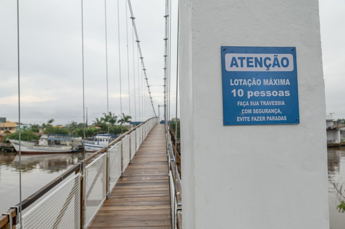 Placas nas duas cabeceiras da ponte alertam sobre a capacidade m&aacute;xima