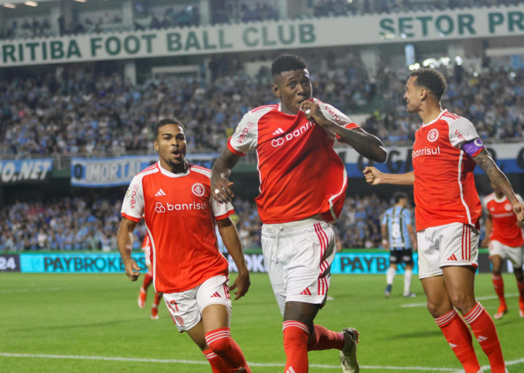 Vitão (centro) cabeceou bola que desviou na zaga e definiu o clássico