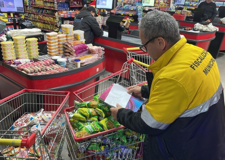 Minuto Varejo - Procon Porto Alegre - fiscalização de supermercados venda de produtos danificados pelas cheias - clima - produtos impróprios para consumo- bairro Sarandi