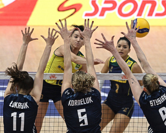 Seleção feminina perde da Polônia e fica fora do pódio na Liga das Nações de vôlei