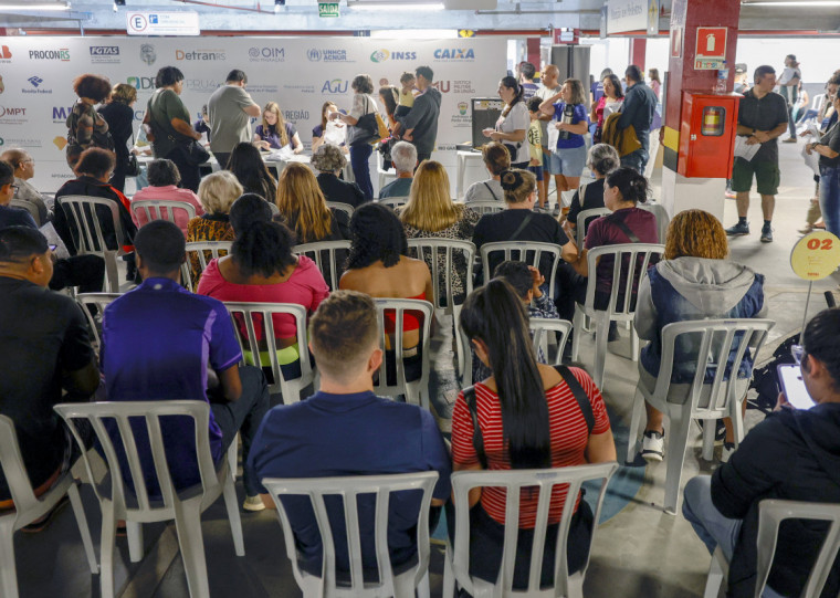 Mais de quatro mil pessoas passaram pelo shopping Total para a realizar a emissão de documentos