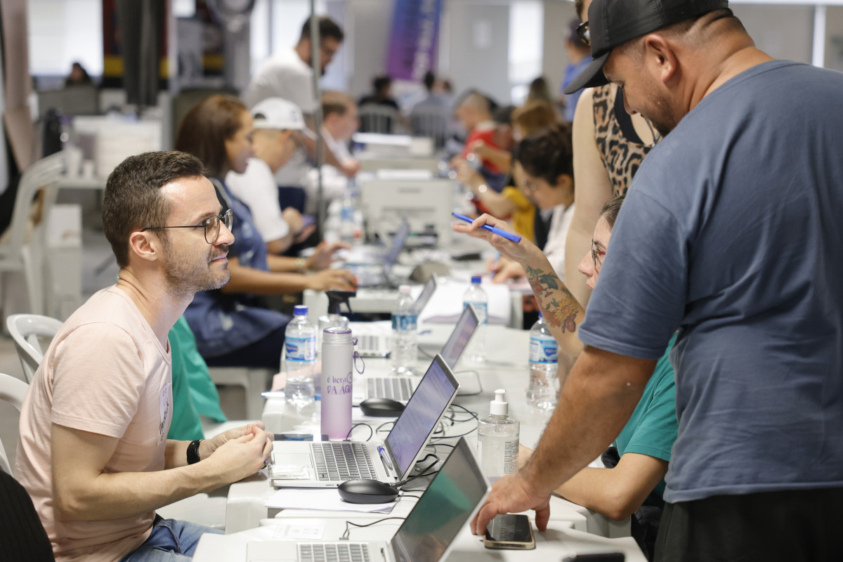 {'nm_midia_inter_thumb1':'https://www.jornaldocomercio.com/_midias/jpg/2024/06/23/206x137/1_tm_230624_mutirao_cidadania__8_-10621859.jpg', 'id_midia_tipo':'2', 'id_tetag_galer':'', 'id_midia':'667881e6eb078', 'cd_midia':10621859, 'ds_midia_link': 'https://www.jornaldocomercio.com/_midias/jpg/2024/06/23/tm_230624_mutirao_cidadania__8_-10621859.jpg', 'ds_midia': 'Serviços mais procurados foram a confecção da carteira de identidade, certidões de nascimento e casamento, CPF e título de eleitor', 'ds_midia_credi': 'TÂNIA MEINERZ/JC', 'ds_midia_titlo': 'Serviços mais procurados foram a confecção da carteira de identidade, certidões de nascimento e casamento, CPF e título de eleitor', 'cd_tetag': '58', 'cd_midia_w': '1200', 'cd_midia_h': '800', 'align': 'Left'}