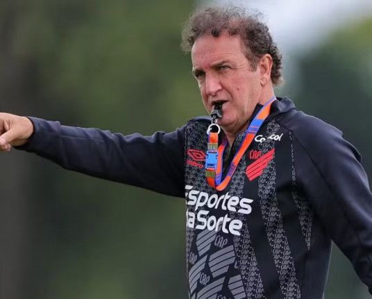 Cuca deixa o Athletico-PR três meses após clube bancar contratação do técnico