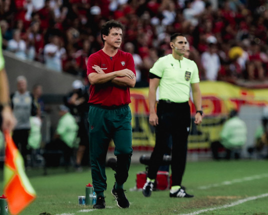 Fluminense anuncia demissão de Fernando Diniz e pede apoio da torcida