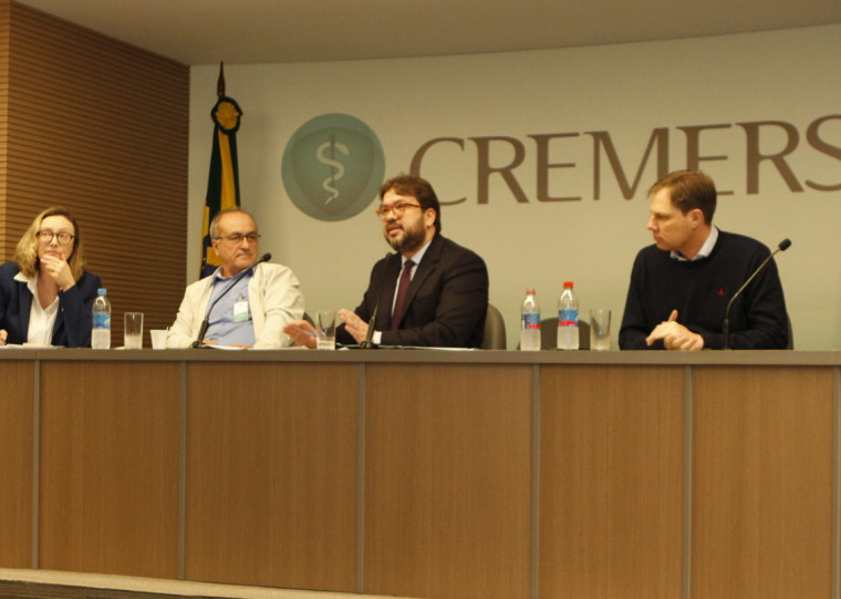 Presidente do Cremers, Eduardo Neubarth Trindade (c), apresentou levantamento aos deputados federais Maria do Rosário, Dionilso Marcon e Lucas Redecker