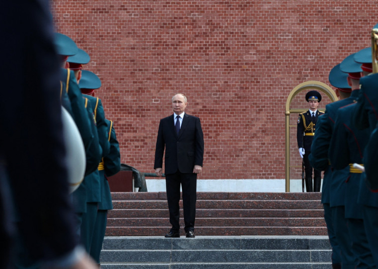 Vladimir Putin autorizou a revisão do uso de armas nucleares