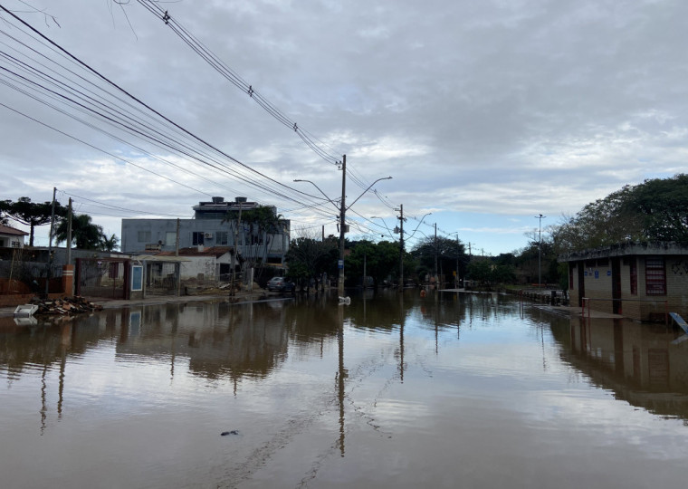 Em alguns pontos era possível visualizar alguns resíduos na calçada