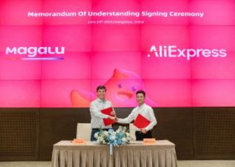 CEO do Magalu (e) e Kai Li, CEO do AliExpress na América Latina, selaram o acordo na China